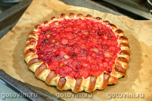 Открытый пирог с клюквой и яблоками