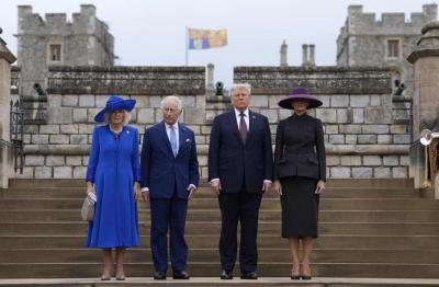 «Очень красивая»: Трамп смотрел только на Кейт, а Мелания притворялась торшером, спрятавшись за шляпой «Очень красивая»: Трамп смотрел только на Кейт, а Мелания притворялась торшером, спрятавшись за шляпой