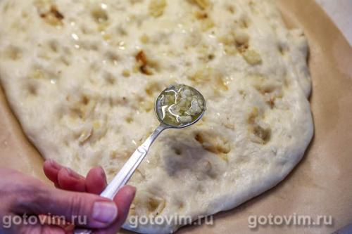 Фокачча с печеным чесноком и розмарином