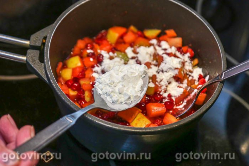 Открытый пирог с клюквой и яблоками