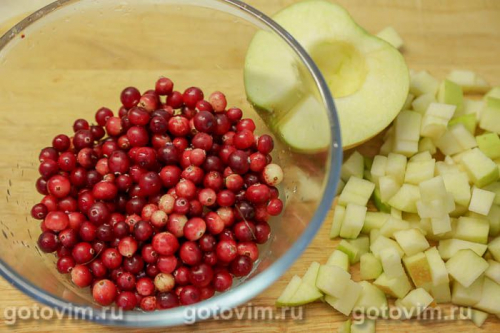 Открытый пирог с клюквой и яблоками