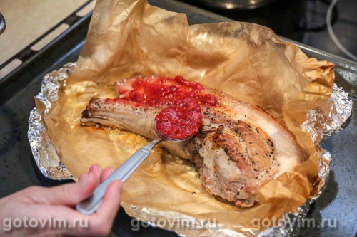 Свиная грудинка, запеченная с глазурью из смородины с апельсином