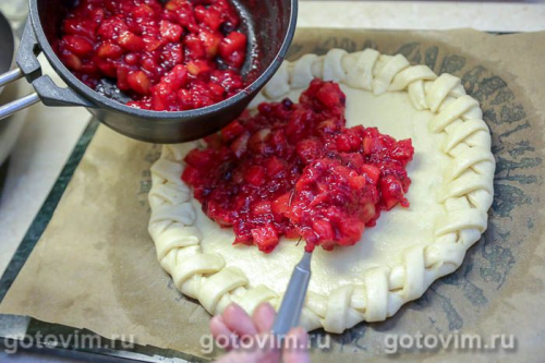 Открытый пирог с клюквой и яблоками