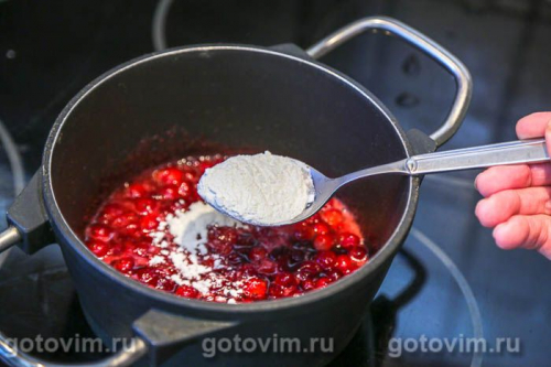 Пирог-плетенка с клюквой