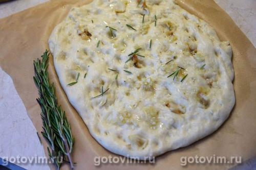 Фокачча с печеным чесноком и розмарином