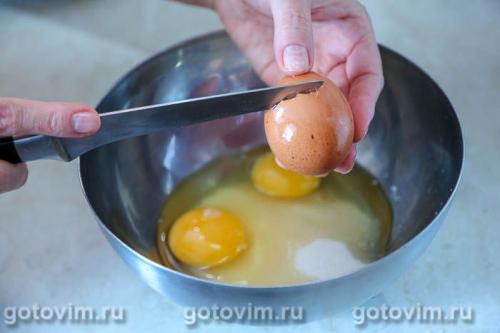 Бисквитный рулет с тертыми яблоками