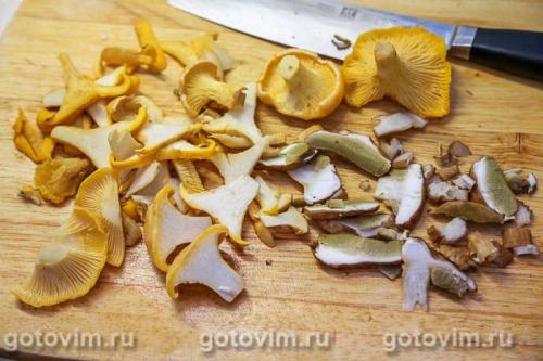 Мясные рулетики из свинины с лисичками и творожным сыром