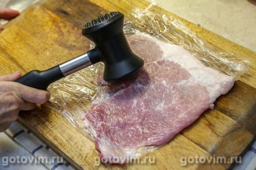 Мясные рулетики из свинины с лисичками и творожным сыром