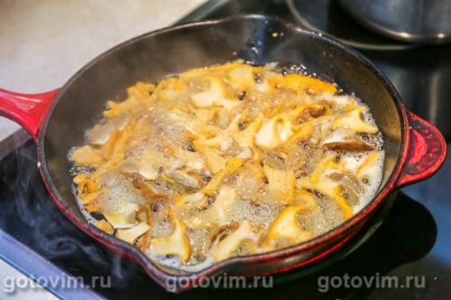 Мясные рулетики из свинины с лисичками и творожным сыром