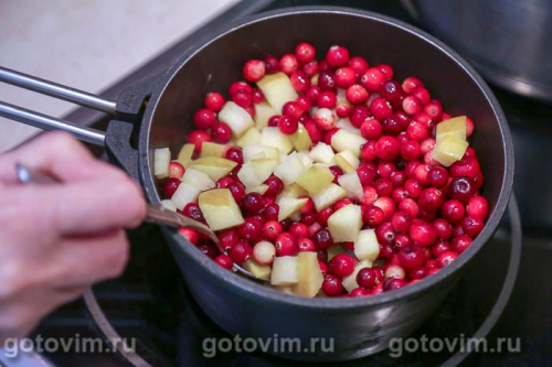 Открытый пирог с клюквой и яблоками
