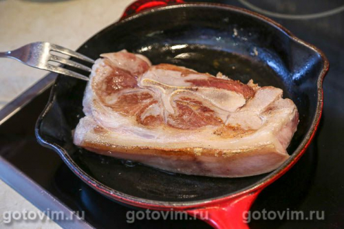 Свинина, запеченная с баклажанами и виноградом