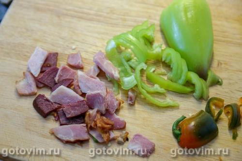 Пицца с копченостями, острым перцем с сырным соусом &laquo;Альфредо&raquo;
