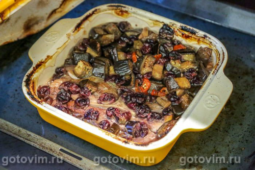 Свинина, запеченная с баклажанами и виноградом