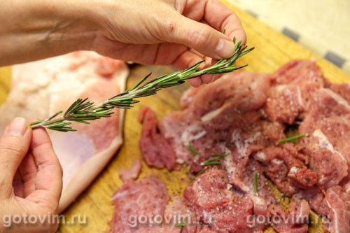 Рулет из свиной рульки с жареными лисичками