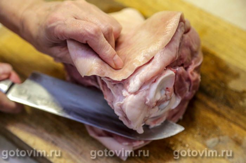 Рулет из свиной рульки с жареными лисичками