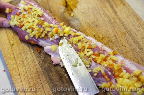 Рулет из свиной грудинки  с манго и перцем чили