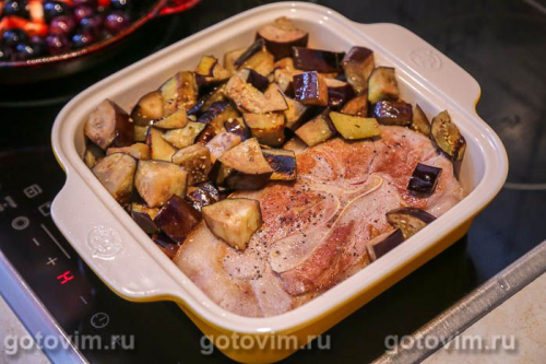 Свинина, запеченная с баклажанами и виноградом