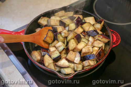 Свинина, запеченная с баклажанами и виноградом