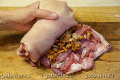 Рулет из свиной рульки с жареными лисичками