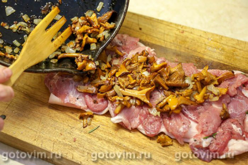 Рулет из свиной рульки с жареными лисичками