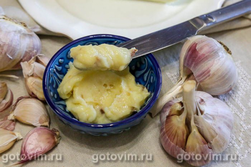 Закусочное масло с печеным чесноком