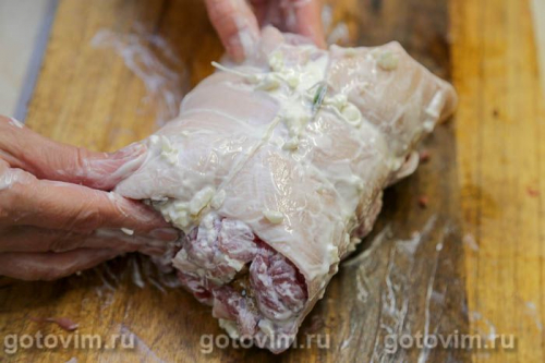 Рулет из свиной рульки с жареными лисичками