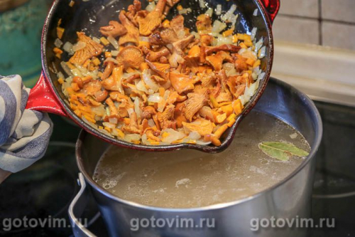 Грибной суп с лисичками и перловкой 