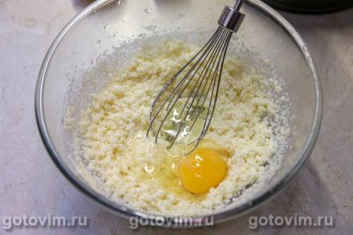 Яблочный пирог с сахарной корочкой и корицей