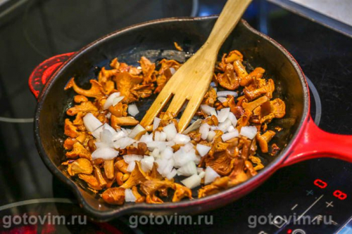 Рулет из свиной рульки с жареными лисичками