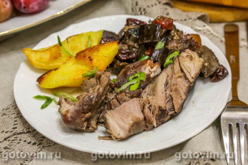 Свинина, запеченная с баклажанами и виноградом