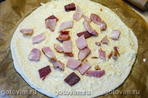 Пицца с копченостями, острым перцем с сырным соусом &laquo;Альфредо&raquo;