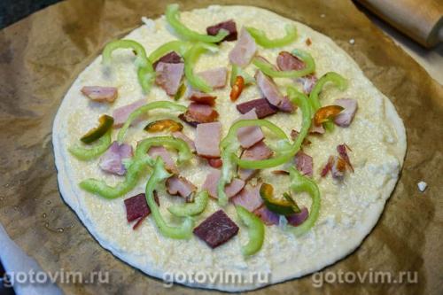 Пицца с копченостями, острым перцем с сырным соусом &laquo;Альфредо&raquo;