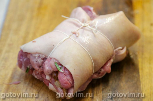 Рулет из свиной рульки с жареными лисичками