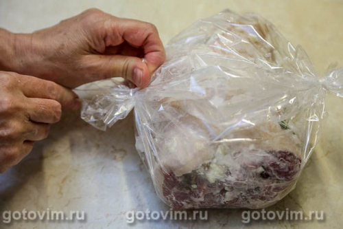 Рулет из свиной рульки с жареными лисичками
