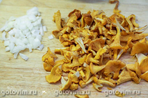 Рулет из свиной рульки с жареными лисичками