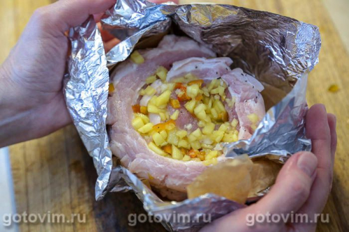 Рулет из свиной грудинки  с манго и перцем чили