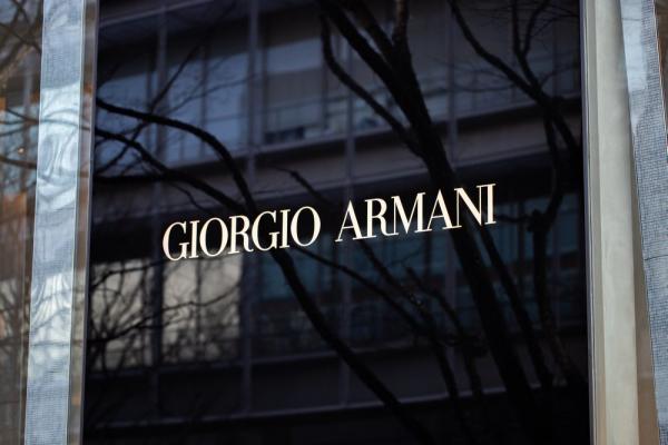 Итальянский дом моды Armani приступил к переговорам с L&rsquo;Or&eacute;al о продаже миноритарной доли компании