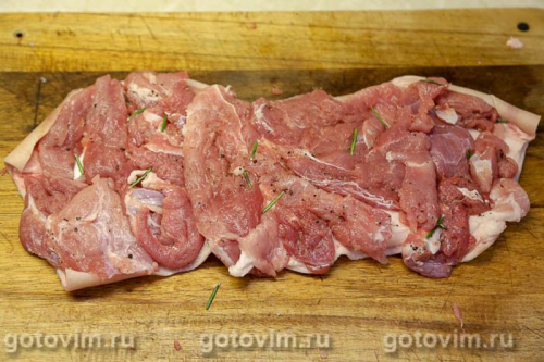 Рулет из свиной рульки с жареными лисичками
