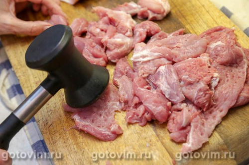 Рулет из свиной рульки с жареными лисичками