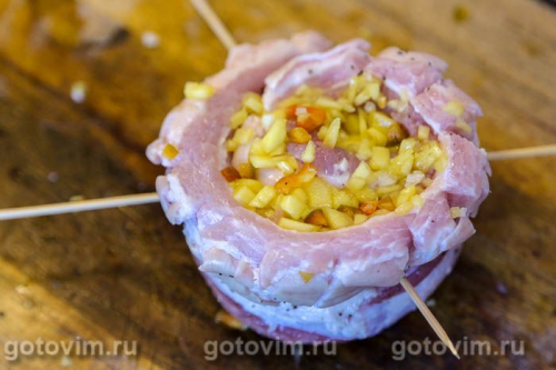 Рулет из свиной грудинки  с манго и перцем чили