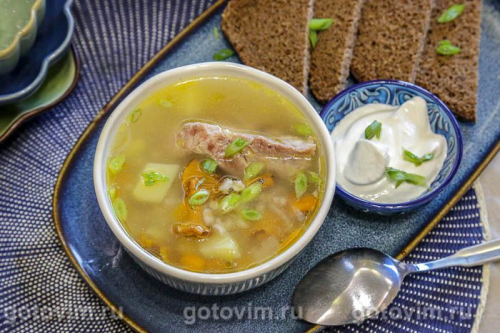 Грибной суп с лисичками и перловкой 