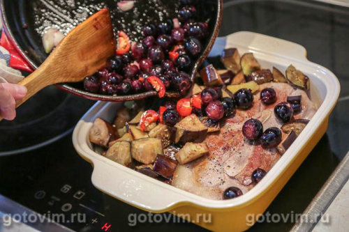 Свинина, запеченная с баклажанами и виноградом