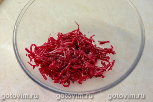 Салат из свеклы с морской капустой и соленой форелью 