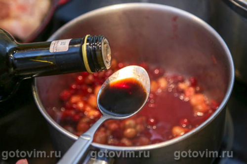 Соус к мясу из клюквы с виноградом