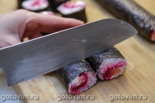 Суши со свеклой, красной рыбой и творожным сыром