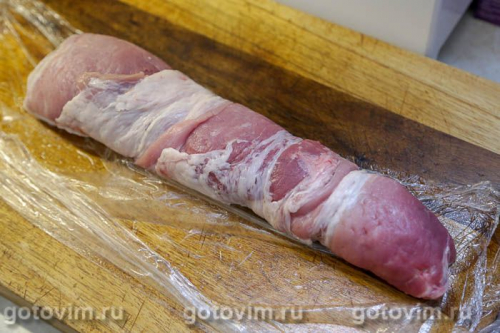 Рулет из свинины с острым перцем, беконом и сыром