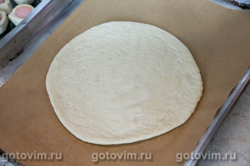 Пицца-пирог с бортиком из сосисок