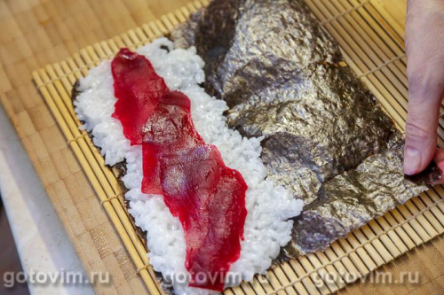 Суши со свеклой, красной рыбой и творожным сыром