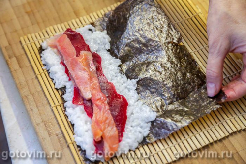 Суши со свеклой, красной рыбой и творожным сыром