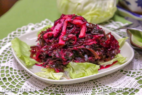 Салат из свеклы с морской капустой и соленой форелью 